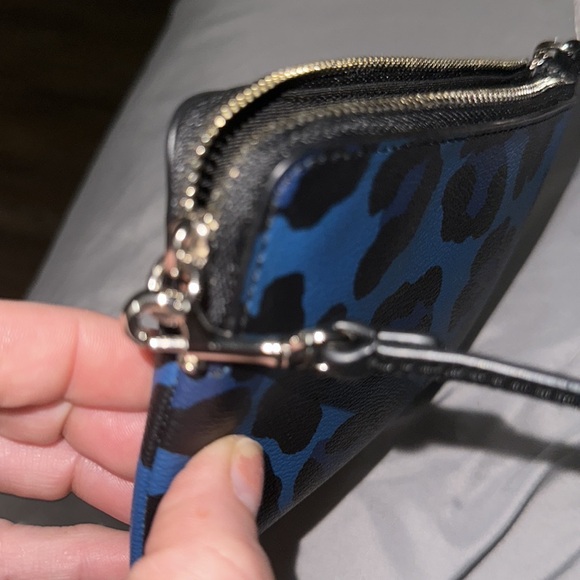 NWOT coach blue leopard wristlet has card pockets and side pocket inside - Picture 6 of 6